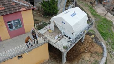 Deprem Çadırını Beton Yapının Üstüne Kurdular