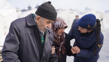 Jandarmanın Kadın Astsubayları Depremzedelere Destek Oluyor