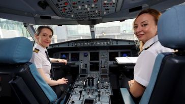 Kadın Pilotlar Zorluğuna Rağmen Kokpitte Olmaktan Vazgeçmiyor