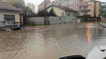 Sağanak Yağış Sokak ve Caddeleri Su Altında Bıraktı