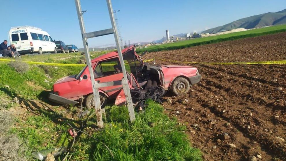 Aydınlatma Direğine Çarpan Otomobilin Sürücüsü Öldü