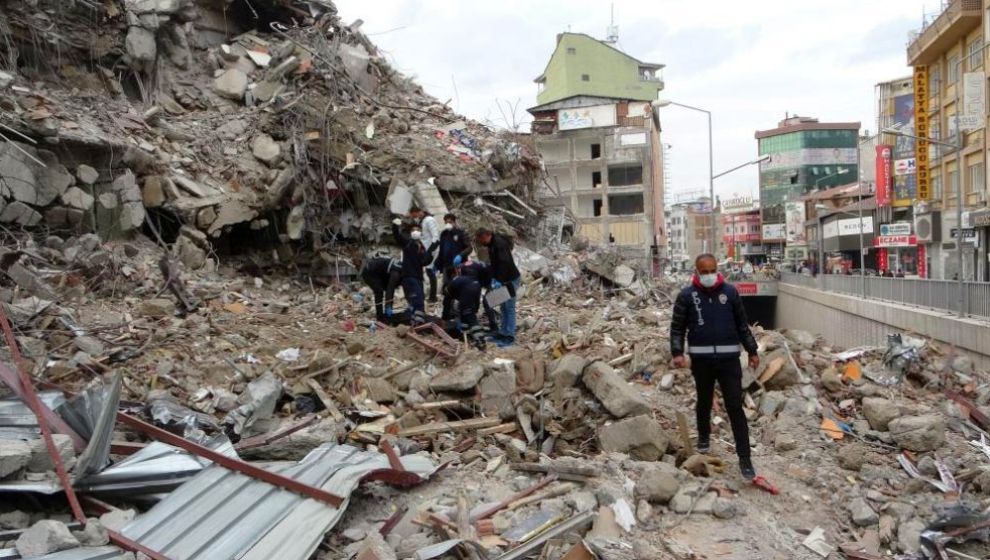 Depremde Yıkılan Binanın Enkazından Ceset Çıktı