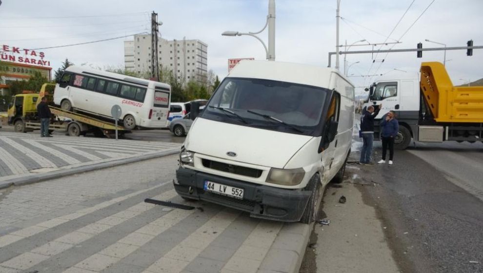 İki Minibüs Çarpıştı, Bir Sürücü Yaralandı