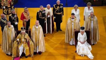 İngiltere Kralı 3. Charles Dini Törenle Taç Giydi