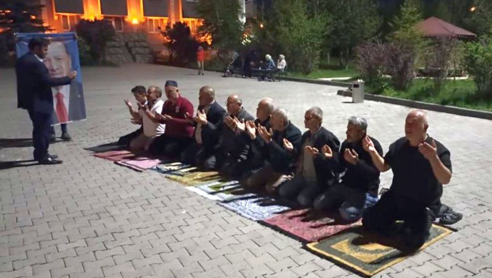 Malatyalı Depremzededen Erzurum'da AKP İçin Şükür Namazı