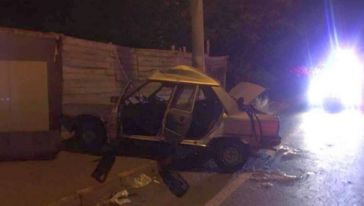 Elektrik Direğine Çarpan Otoda 2 Yaralı