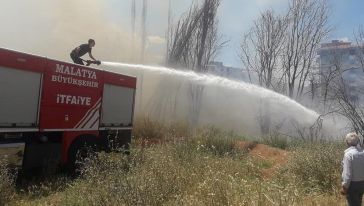 Tecde Mahallesi'ndeki Ot Yangınını İtfaiye Söndürdü