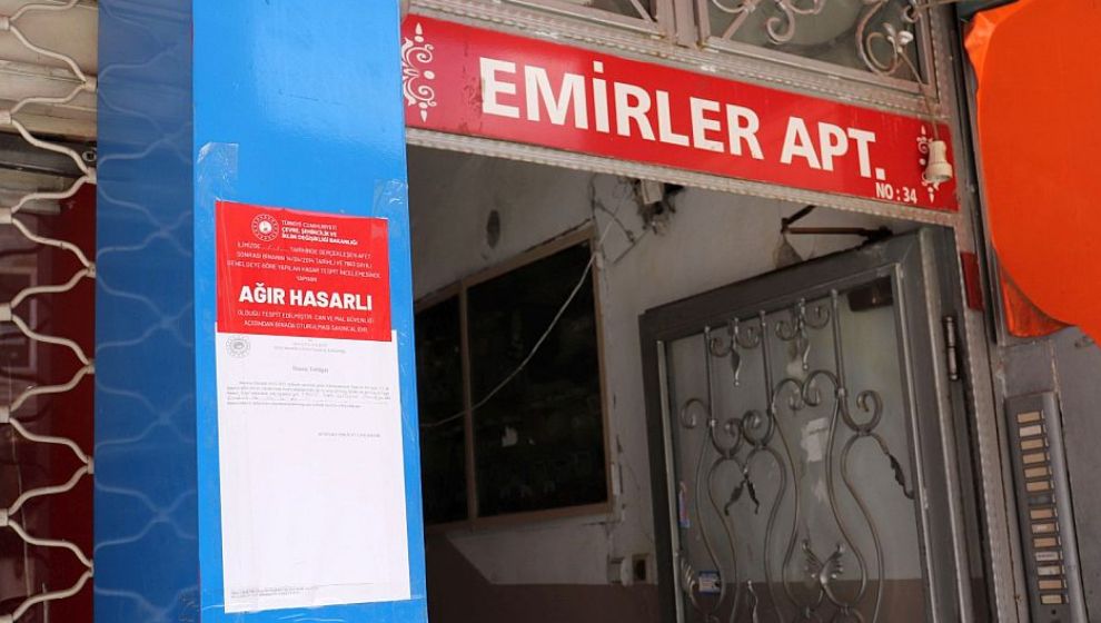 'Ağır Hasarlı' Binaların Girişine Kırmızı Etiket