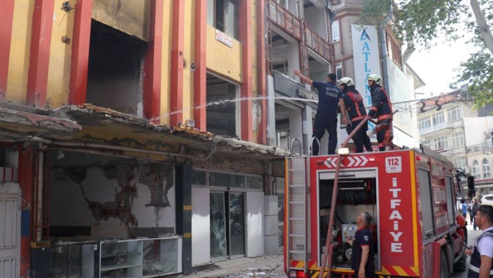 Depremde Ağır Hasar Alan Binada Yangın Çıktı