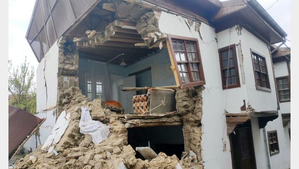 Depremde Hasar Gören Tescilli Eski Evlere Yerinde Tespit
