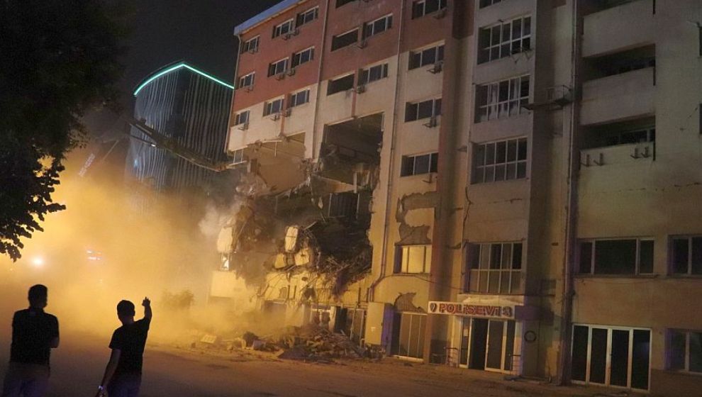 Depremlerde Ağır Hasar Alan Malatya Polisevi de Yıkıldı