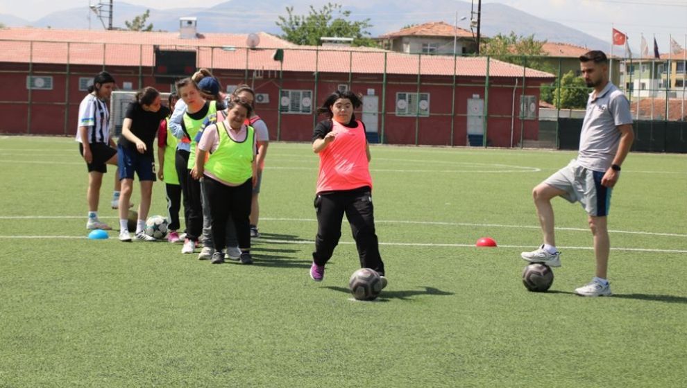 Down Sendromlularla Kadın Futbol Takımı Buluştu
