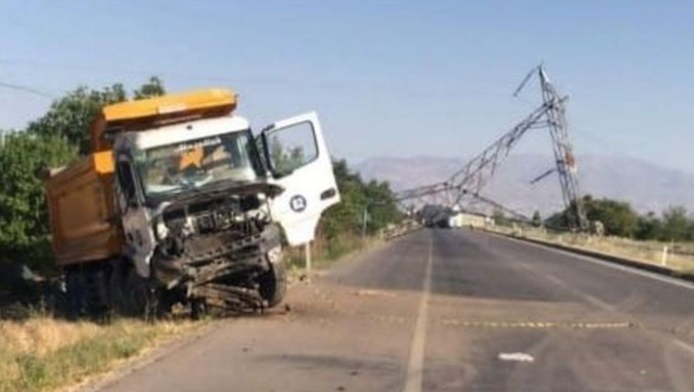 Kamyon Direğe Çarptı, Devrilen Direk Trafiği Kilitledi