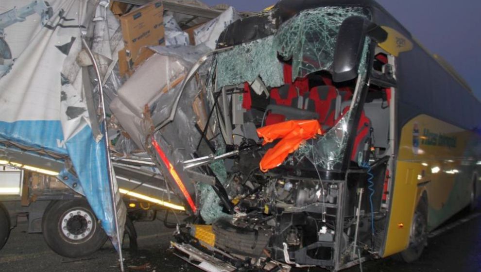 Otobüs TIR'a Arkadan Çarptı.. Kazada 1 Ölü, 32 Yaralı
