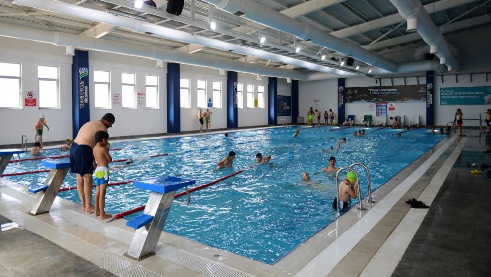 Yeşilyurt'un Yarı Olimpik Yüzme Havuzuna İlgi Arttı