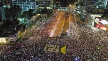 İsrail'de On Binlerce Kişi Hükümeti Protesto Etti