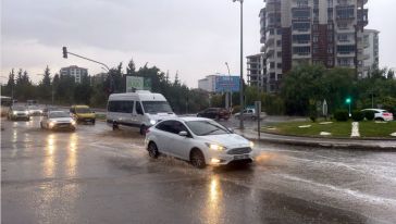 Kuvvetli Sağanak Yağış Malatya İl Merkezinde Etkili Oldu