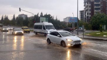 Kuvvetli Sağanak Yağış Malatya İl Merkezinde Etkili Oldu