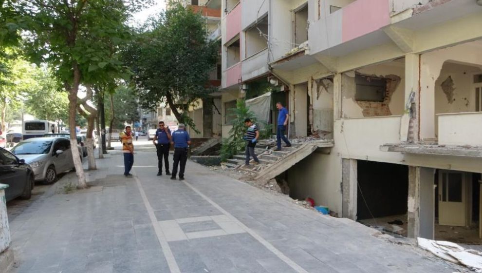 Deprem Hasarlı Binada Asansör Boşluğuna Düşen Şahıs Öldü