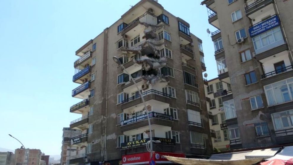 'Ağır' Hasarlı Diye Yıkımına Başlandı, 'Hafif'e Çevrilince Böyle Kaldı!