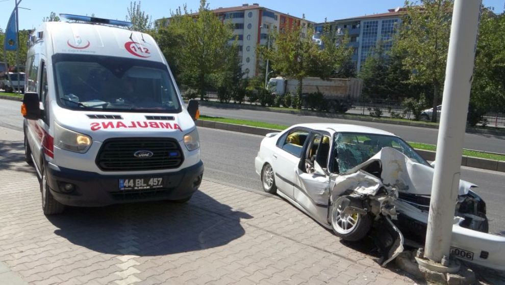 Direğe Çarpan Otomobil Hurdaya Döndü