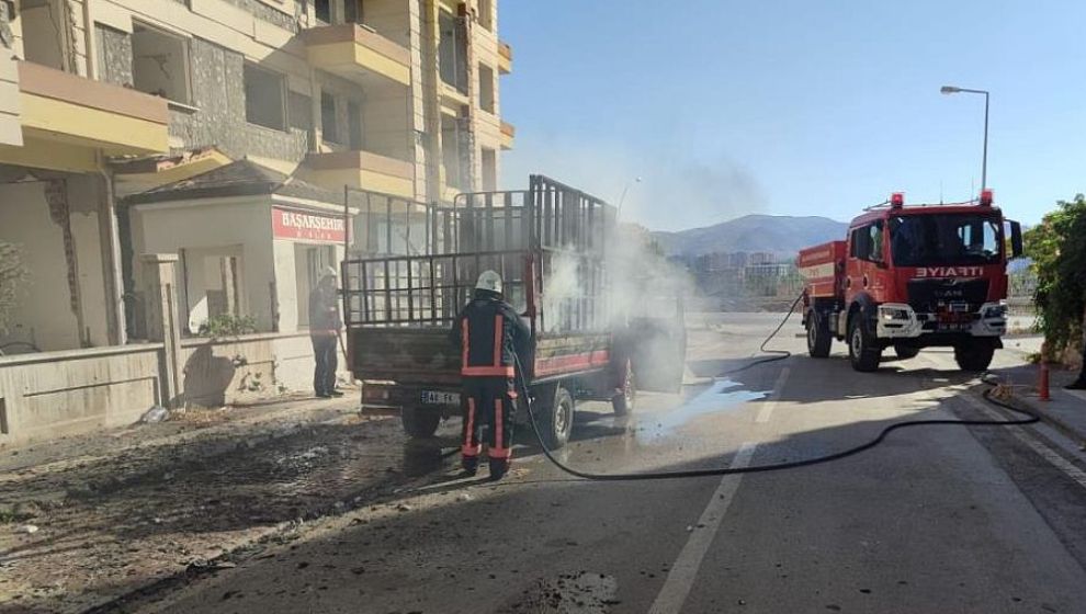 Hareket Halindeki Kamyonette Yangın Çıktı