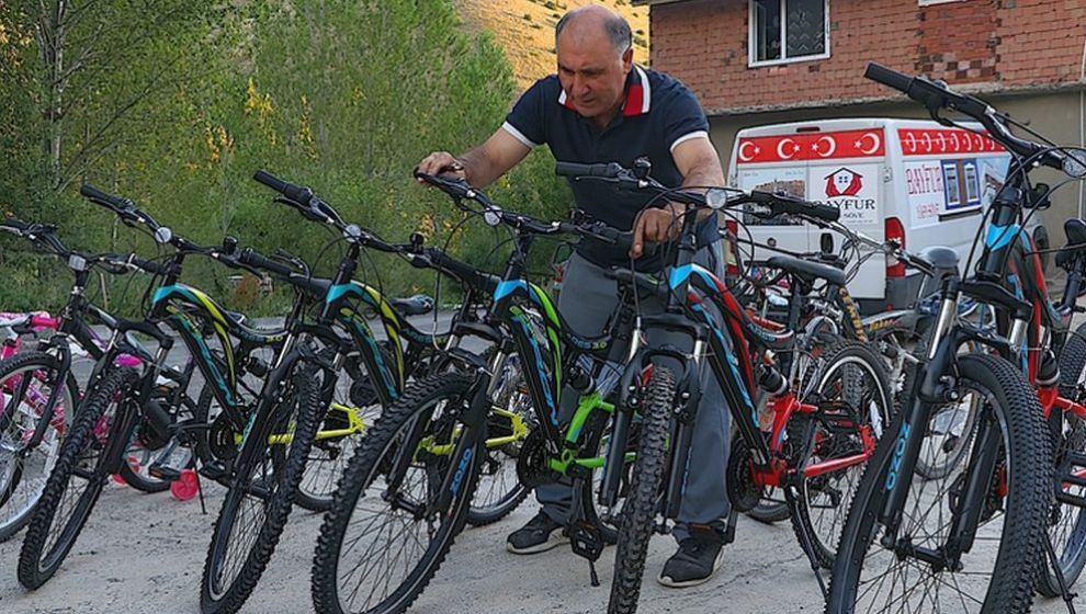 Topladığı Bisikletleri Malatya'da Depremzede Çocuklara Dağıttı