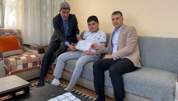 Evde Eğitim Gören Öğrenciye Diploma Sürprizi