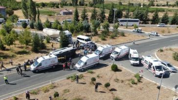 Malatya'ya Gelmekte Olan Tur Minibüsü Kaza Yaptı: 18 Yaralı