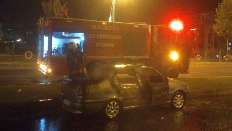 Seyir Halinde Alev Alan Otomobilde 2 Kişi Yaralandı