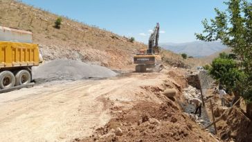 Depremin Hasar Verdiği  Yollar Onarılıyor