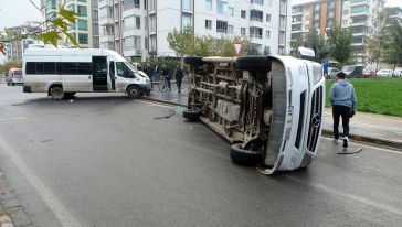 Minibüsle Çarpışan Öğrenci Servisi Devrildi