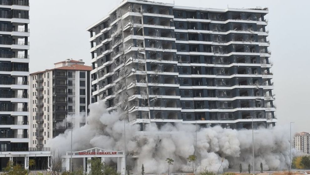 Bostanbaşı'nda 'Ağır Hasarlı' Yüksek Katlı Bina Yıkımı Sürüyor