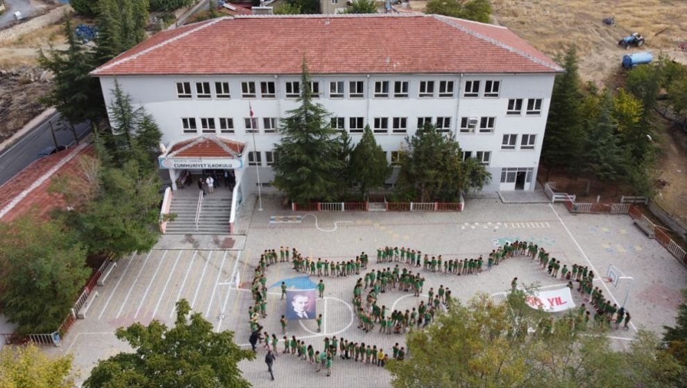 Cumhuriyet'in 100. Yılında İlçede 100 Öğrenci İle 100. Yıl Koreografisi