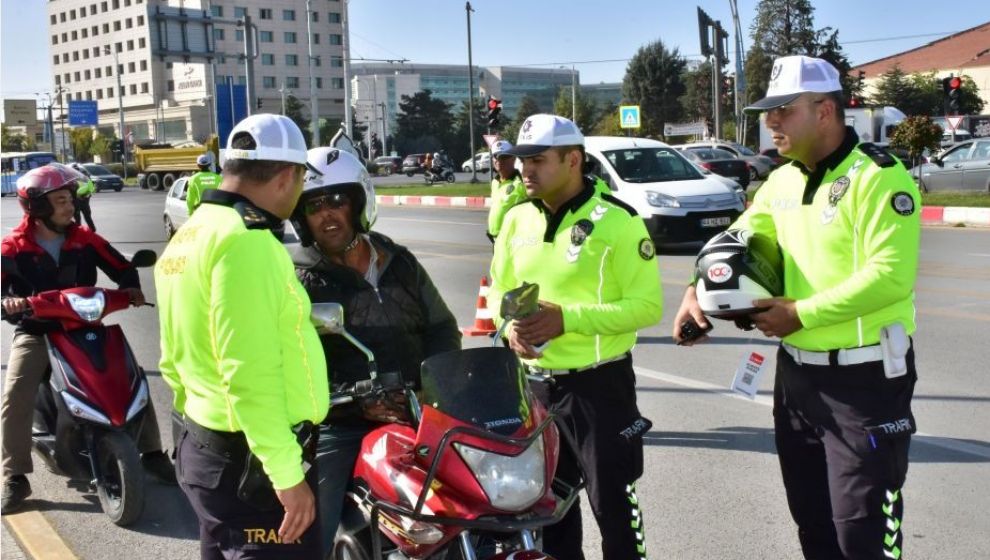Trafik Polisinden Motosiklet Sürücülerine Bedava Kask