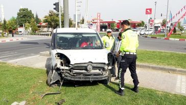 Hafif Ticari Araçla Çarpışan Araç Refüje Savruldu