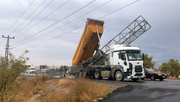 Hafriyat Kamyonunun Dorsesi Açıldı, Trafik Platformunu Yıktı