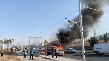 Kamyonet Hareket Halindeyken Yanmaya Başladı