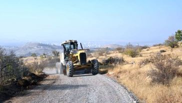 Yeşilyurt'un Depremlerde Bozulan Yolları Onarılıyor