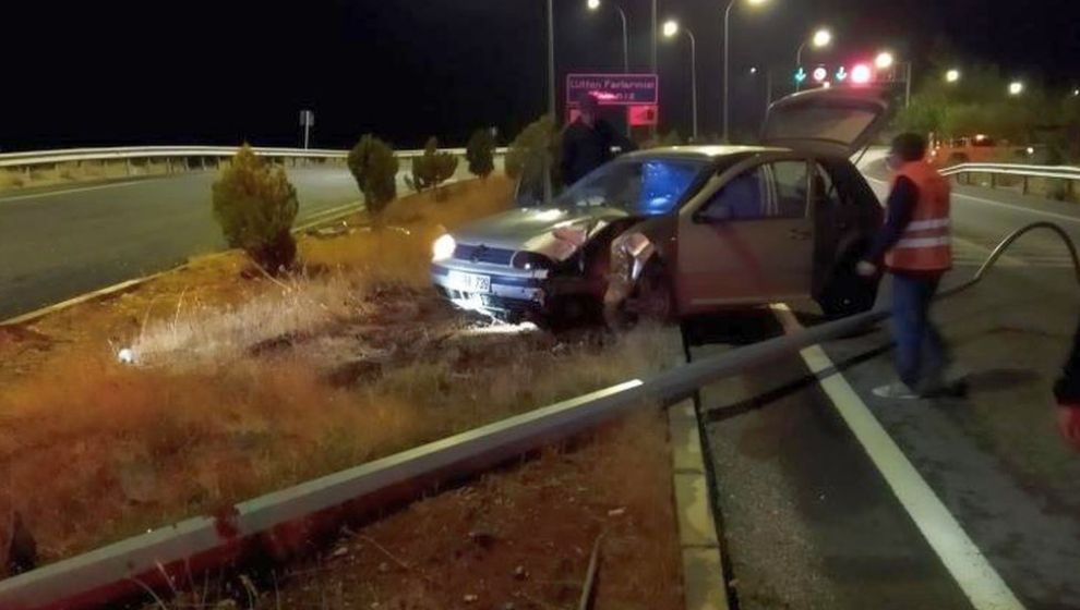 Elektrik Direğine Çarpan Otomobilde 4 Yaralı