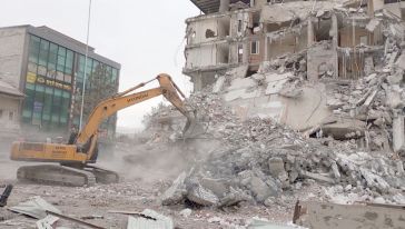 Doğanşehir'de Ağır Hasarlı Binaların Yıkımı Devam Ediyor