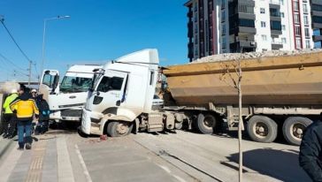 Hafriyat Kamyonları Çarpıştı, 1 Sürücü Yaralandı