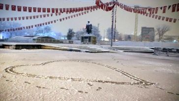 Yoğun Kar Yağışı İl Merkezi ve İlçelerde Etkili Oluyor