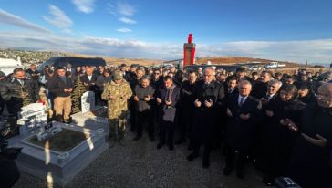 Bakan Ersoy'dan Deprem Kurbanlarının Mezarlarına Ziyaret