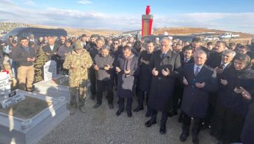 Kültür ve Turizm Bakanı Ersoy Mezarlığı Ziyaret Ederek Dua Etti