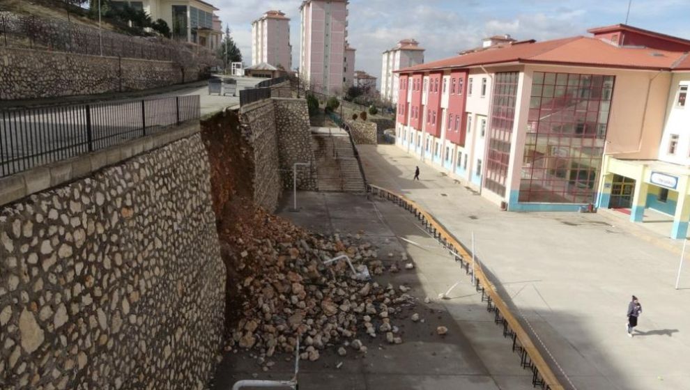 Bereket Öğrenci Yoktu.. Okulun İstinat Duvarı Çöktü