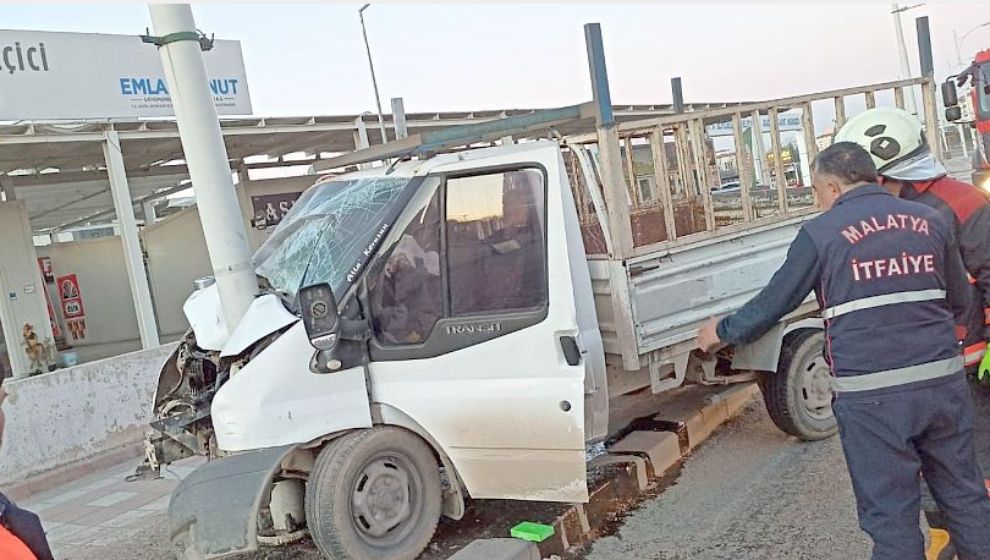 Trambüs Direğine Çarptı, Sürücü Ağır Yaralı