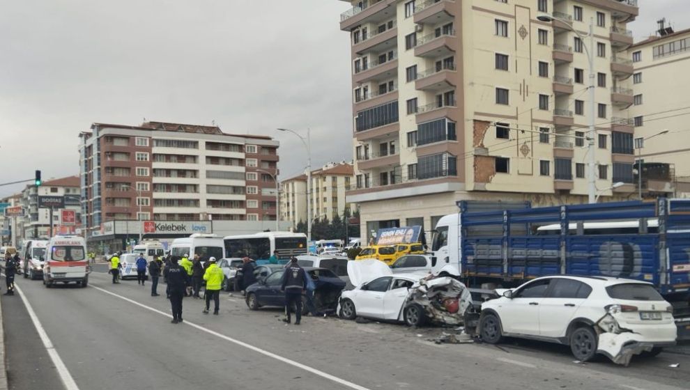 Kavşakta 7 Aracın Karıştığı Zincirleme Kaza.. 1'i Ağır 5 Yaralı..