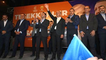 AKP Önünde Kutlama.. "Desteğinizi Boşa Çıkarmayacağız"