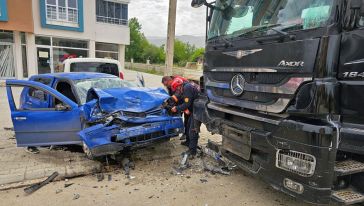 Doğanşehir'de TIR ile Otomobil Çarpıştı.. 1 Kişi Yaralandı